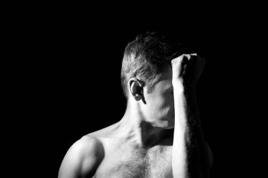 Bir adamın dramatik portresi, elleri suratında.