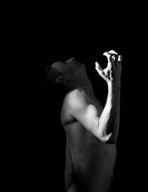 Çarpık bir pozdaki bir adamın dramatik portresi.