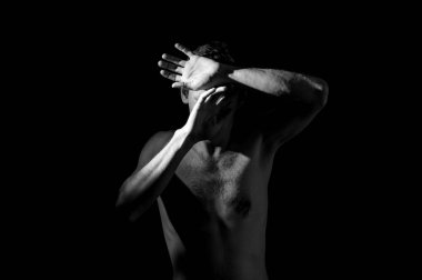 Bir adamın dramatik portresi, elleri suratında.