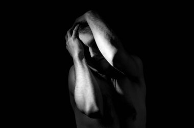 Bir adamın dramatik portresi, elleri suratında.