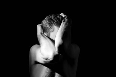 Bir adamın dramatik portresi, elleri suratında.