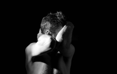 Bir adamın dramatik portresi, elleri suratında.