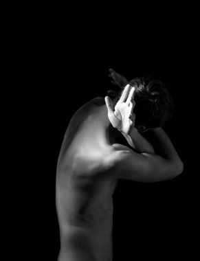 Çarpık bir pozdaki bir adamın dramatik portresi.