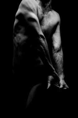 Çarpık bir pozdaki bir adamın dramatik portresi.