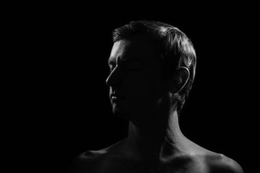 bir adamın siyah beyaz dramatik portresi