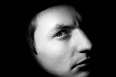 bir adamın siyah beyaz dramatik portresi