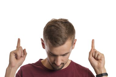 Başını öne eğmiş, parmakları yukarıyı gösteren bir adam portresi.