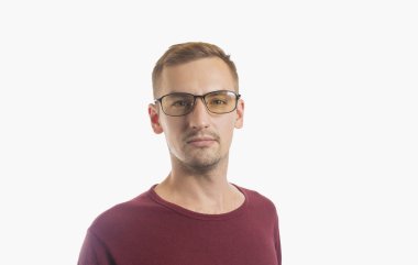 Beyaz arka planda gözlüklü bir adamın yakın plan portresi.