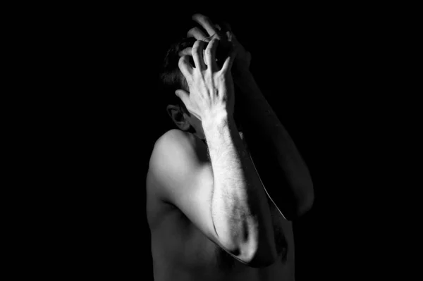 Bir Adamın Dramatik Portresi Elleri Suratında — Stok fotoğraf