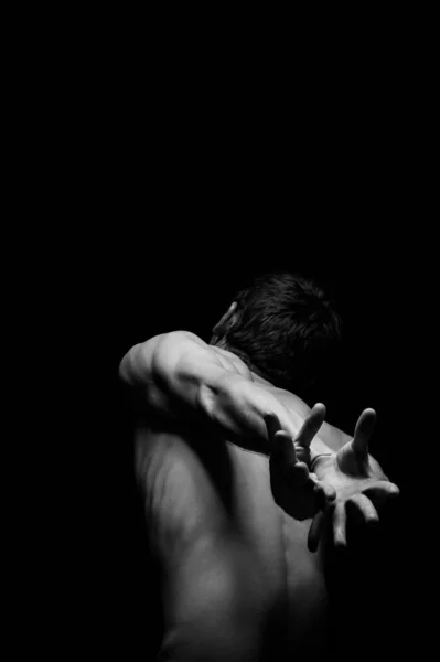 Çarpık bir pozdaki bir adamın dramatik portresi.