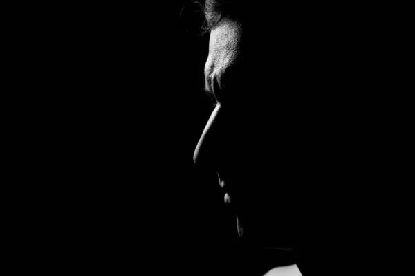 bir adamın siyah beyaz dramatik portresi