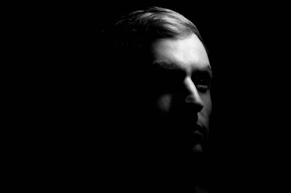 bir adamın siyah beyaz dramatik portresi