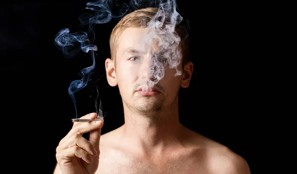 Portret Fundal Negru Tipul Țigară Mână Fumează — Fotografie, imagine de stoc