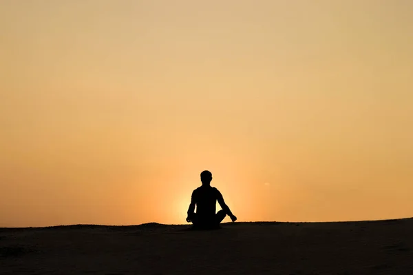 Man Vid Solnedgången Slappnar Att Göra Yoga — Stockfoto