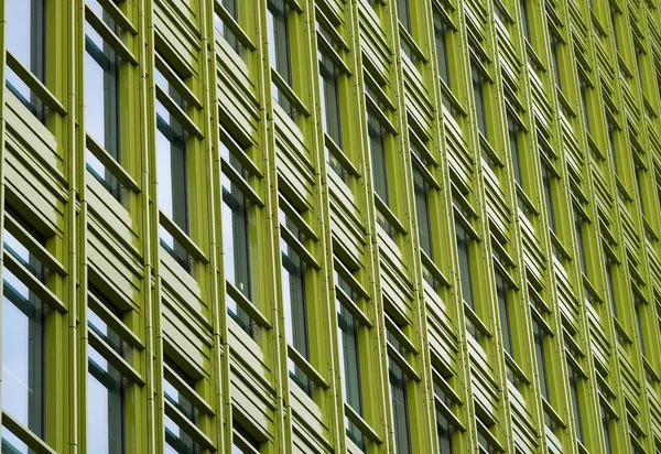 Kontorsbyggnad med grön fasad. — Stockfoto
