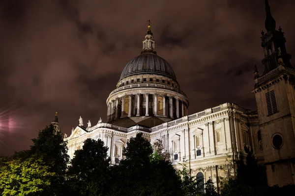Nocny widok St Paul's Cathedral z pochmurnego nieba, centrum — Zdjęcie stockowe