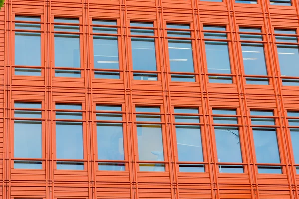 Kontorsbyggnad med ljusa orange front. — Stockfoto