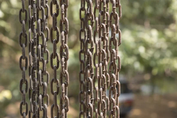 垂直悬挂生锈的铁链,表面有风化的痕迹 — 图库照片