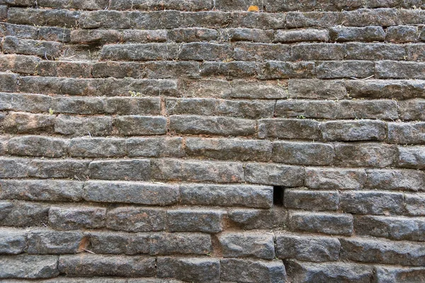 Parede de granito composta por camadas de lajes fixadas no lugar com roug — Fotografia de Stock