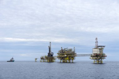 Güney Çin Denizi 'nin ortasındaki Offshore petrol platformu. Denizde üretim sürecinin inşaatı. Dünyanın güç enerjisi..