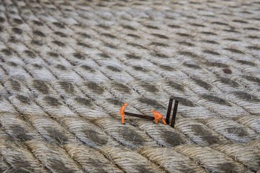 Endüstriyel sektörde çalışan minyatür figür - İp yüzeyi üzerine seçici odaklı inşaat işçileri takım çalışması kavramını kapat.