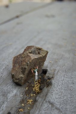 Endüstriyel sektörde çalışan minyatür şahsiyet - Seçici odaklı temizlik işçiliği kavramına yakın.