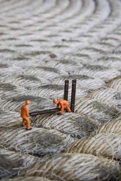 在工业领域工作的微型人物 有选择重点的钢丝绳表面上建筑工人协同工作概念的总结 — 图库照片