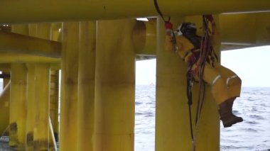 Kelantan, Malezya - 17 Ekim 2017: Tanımlanamayan ticari abseiler sonbahar koruma denize çalışma ve onun ip erişim petrol ve doğal gaz platformu üzerinde kurulum.