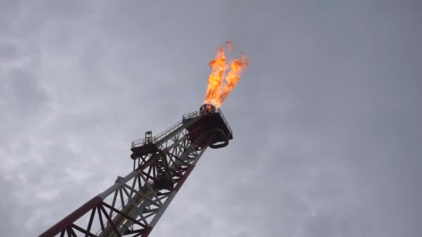 Flare Boom Munstycke Med Eld Olja Och Gas Plattform Offshore — Stockvideo
