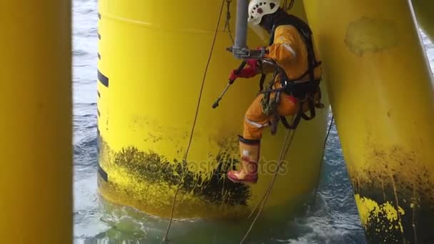 落下保護ジャケットを超高圧水ジェットを用いたモジュールを洗浄するための石油と天然ガス プラットフォームに掛かっているとマレーシア クランタン州 2017 正体不明の商業 Abseiler — ストック動画