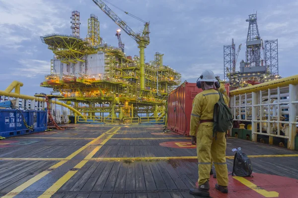 Kelantan, Malezya - 28 Ağustos 2017: tanımlanamayan offshore çalışan ana güverte gemi early.morning, petrol ve doğal gaz platformu için çalışma bakıyordu için hazır tutuyoruz.