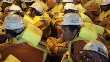 Kelantan, Malezya: 07 Mart 2017 - tanımlanamayan Kore ve Malezya offshore işçi can yeleği, oturmak ile istasyonu petrol ve doğal gaz platformu acil tahliye tatbikatı sırasında görememesi.