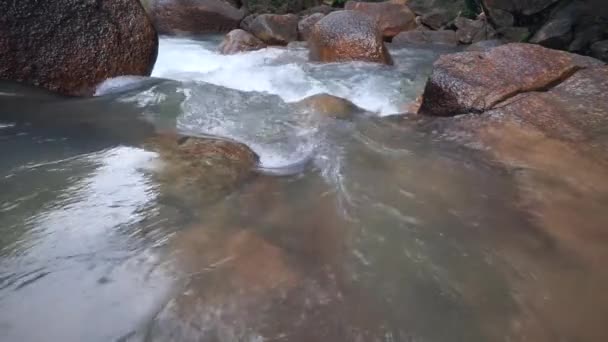 Piękno Przyrody Wodospady Przepływ Przez Szczeliny Skałach — Wideo stockowe