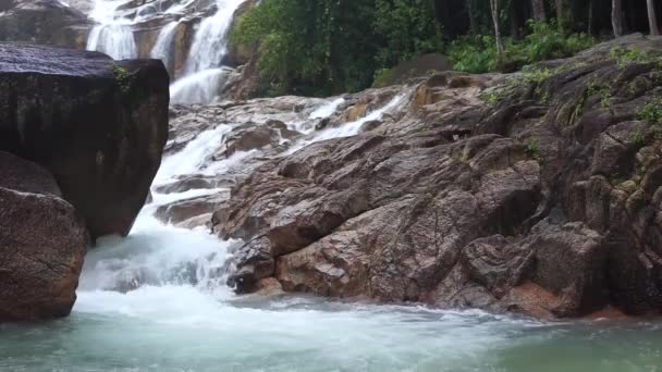 La beauté de la nature. Cascades coulent à travers les fissures des roches .