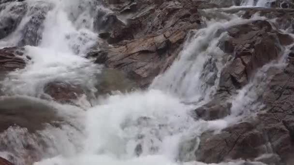 Schoonheid Van Natuur Watervallen Stromen Door Kloven Van Rotsen — Stockvideo