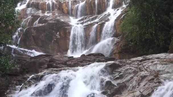 Краса Природи Водоспади Течуть Через Щілини Гірських Порід — стокове відео