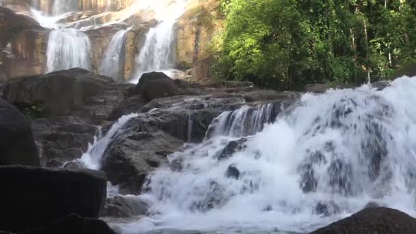 Piękno Przyrody Wodospady Przepływ Przez Szczeliny Skałach — Wideo stockowe