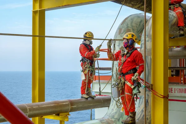 Trabalhar Altura Grupo Sequestradores Vestindo Macacão Vermelho Equipamento Proteção Individual — Fotografia de Stock