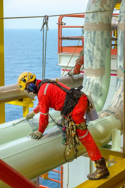 Werken Hoogte Een Abseiler Die Persoonlijke Beschermingsmiddelen Pbm Draagt Zoals — Stockfoto