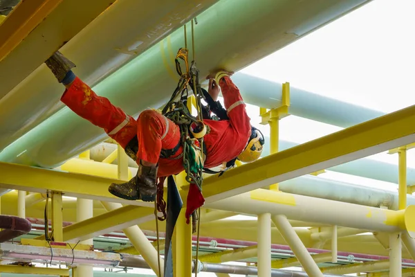 Trabalhar Altura Grupo Sequestradores Vestindo Macacão Vermelho Equipamento Proteção Individual — Fotografia de Stock