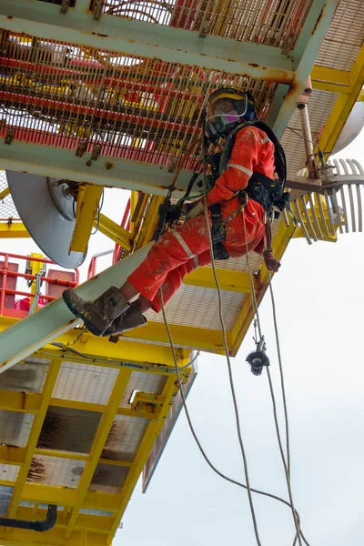 Werken Hoogte Een Groep Abseilers Met Rode Overall Persoonlijke Beschermingsmiddelen — Stockfoto