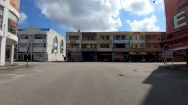KUANTAN, PAHANG MALAYSIA - 24 MAR 2020: Malezya hükümeti Corona virüs krizi nedeniyle 7 gün sonra Kuantan şehir sokaklarında sakin bir atmosfer ilan etti.