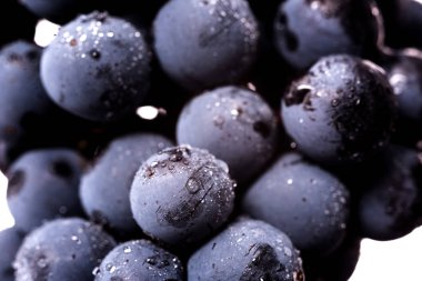 Çilek üzüm suyu ile karanlık grup damla düşük ışık izole üzerinde beyaz arka planda