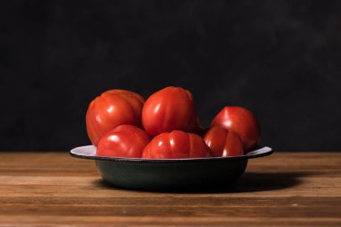 siyah yalıtılmış zemin üzerine domates kompozisyon