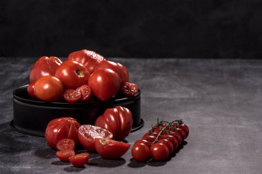 siyah yalıtılmış zemin üzerine domates kompozisyon