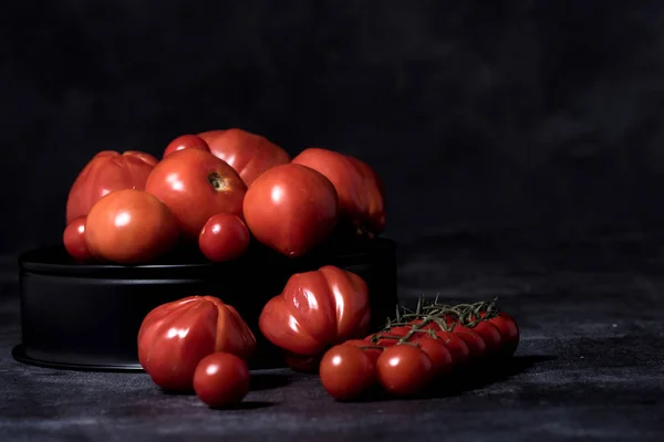 Tomaten Komposition auf schwarzem isolierten Hintergrund — Stockfoto