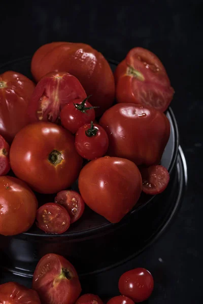 Tomaten Komposition auf schwarzem isolierten Hintergrund — Stockfoto