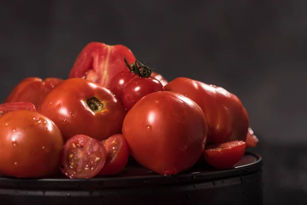 Tomaten Komposition auf schwarzem isolierten Hintergrund — Stockfoto