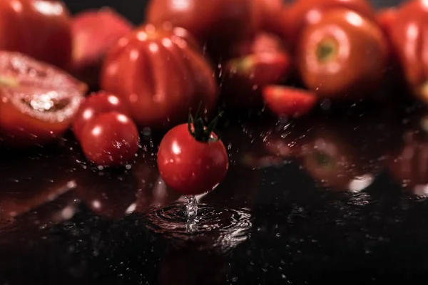 Tomaten Auf Schwarzem Hintergrund Wassertropfen Nahaufnahme Spiegel — Stockfoto