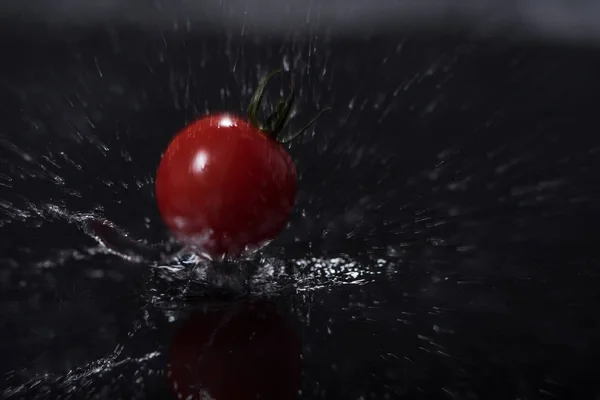 Tomatoes on black background ,water drops , mirror — Stock Photo, Image